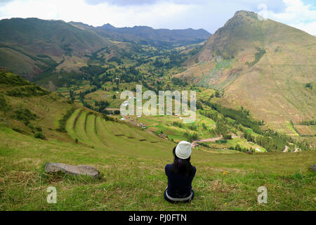 Weibliche Touristen auf dem Berghang von Pisac Archäologische Stätte, das Heilige Tal, Cusco Region, Peru sitzen Stockfoto