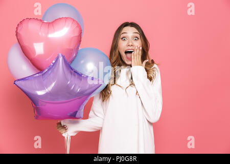 Porträt einer überrascht junge Frau mit Bündel Luftballons über rosa Hintergrund isoliert Stockfoto