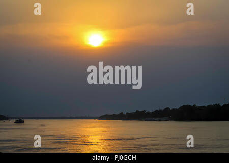 Schönen Himmel über den Fluss bei Sonnenuntergang und Sonnenaufgang. Inspirational ruhigen Fluss mit Sonnenuntergang Himmel. Meditation Meer und Himmel Hintergrund. Bunte Horizont ove Stockfoto