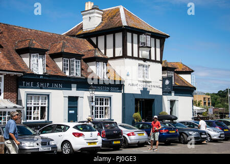 Lymington, Großbritannien - 22 Juli 2018: Fahrzeuge außerhalb des Schiffes Inn Pub auf Lymington Hafen geparkt Stockfoto