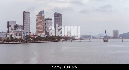 Da Nang Innenstadt: den Fluss Han, Song Han Brücke, Thuan Phuoc Brücke, den Damm (Bach Dang Street) mit 5-Sterne-Hotel Novotel Danang Hotel. Stockfoto