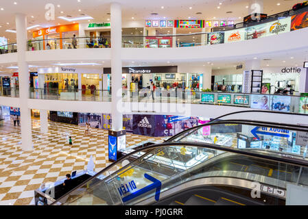 Da Nang, Vietnam - 6. Mai 2018: eine Rolltreppe und 3 Stockwerke, die mit verschiedenen Arten von Geschäften in der vincom Plaza Shopping Mall belegt. Stockfoto