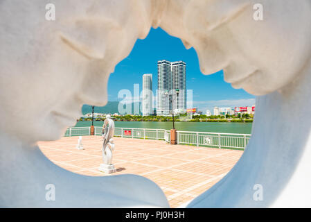 Han River Embankment, Azura luxus Waterfront Apartments, vinpearl Condotel Riverfront, Blick durch eine Skulptur, ein glücklicher Mann & Frau in der Liebe Stockfoto