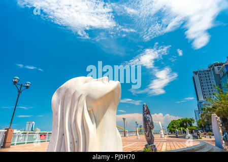 Da Nang, Vietnam - 7. Mai 2018: Eine Skulptur von den Kopf einer Frau bis in den Himmel schauend auf der leeren Han River Embankment (Bach Dang Street). Stockfoto