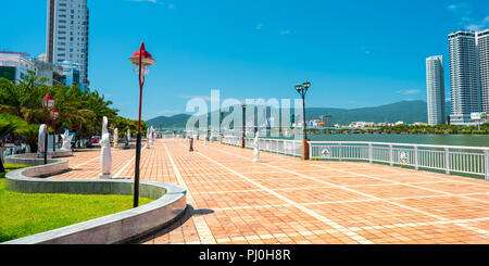 Da Nang, Vietnam - 7. Mai 2018: Die Han River embankment - Bach Dang Street. Die leeren Bürgersteig, den Fluss & Hochhäuser. Stockfoto