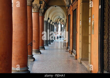 Typische Arkaden, Bologna, Emilia Romagna, Italien Stockfoto