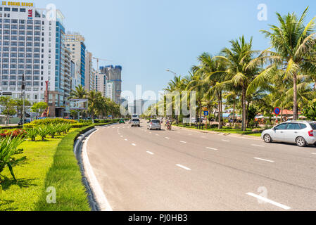 Da Nang, Vietnam - Mai 7, 2018: Der Küste Straße (Vo Nguyen Giap Straße) mit der Reihe von Hotels auf der linken Seite und Palmen auf der rechten Seite. Stockfoto