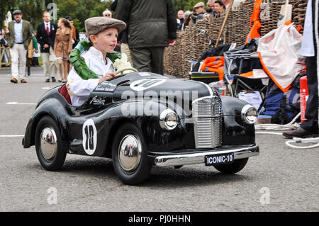 Brandon Barnes am Settrington Cup Kind racing 'driver' in einem Austin J40 Pedal Car Stockfoto