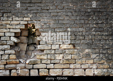Stein Wand mit riesigen Loch in der Mitte der Wand Stockfoto