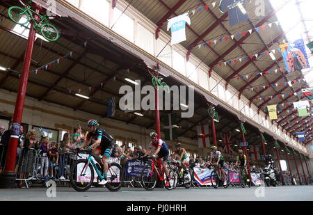 Team Madison Gensis" Erick Rowsell führt die vorderen Läufer in South Molton Pannier Market während Phase 2 des Ovo Energy Tour von Großbritannien 2018 von Cranbrook nach Barnstaple. Stockfoto