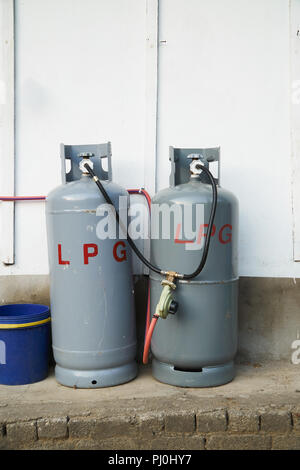 Inländische LPG (Liquefied Petroleum Gas) Tanks an eine außerhalb des alten Hauses in Korea. Stockfoto