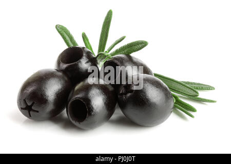 Ganze schwarze Oliven mit Rosmarin Blätter auf weißem Hintergrund Makro isoliert. Stockfoto