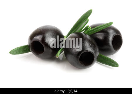 Ganze schwarze Oliven mit Rosmarin Blätter auf weißem Hintergrund Makro isoliert. Stockfoto