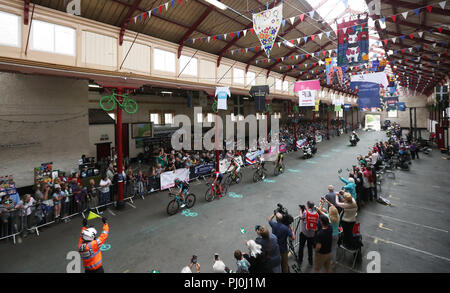 Team Madison Genesis" Erick Rowsell führt die vorderen Läufer in South Molton Pannier Market während Phase 2 des Ovo Energy Tour von Großbritannien 2018 von Cranbrook nach Barnstaple. Stockfoto