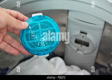 Filter für heraus filtern Staub aus der Wäsche in einem Top Load Waschmaschine Stockfoto