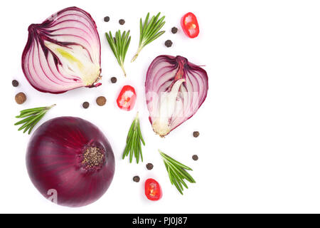 Rote Zwiebeln mit rosmarinzweige und Pfefferkörner auf weißem Hintergrund mit Kopie Platz für Ihren Text isoliert. Ansicht von oben. Flach. Stockfoto