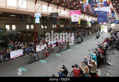 Team Madison Genesis" Erick Rowsell (links) führt die vorderen Läufer in South Molton Pannier Market während Phase 2 des Ovo Energy Tour von Großbritannien 2018 von Cranbrook nach Barnstaple. Stockfoto