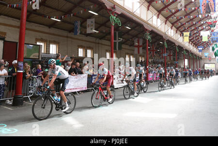 Das Team Sky Chris Froome (links) in der South Molton Pannier Market während Phase 2 des Ovo Energy Tour von Großbritannien 2018 von Cranbrook nach Barnstaple. Stockfoto