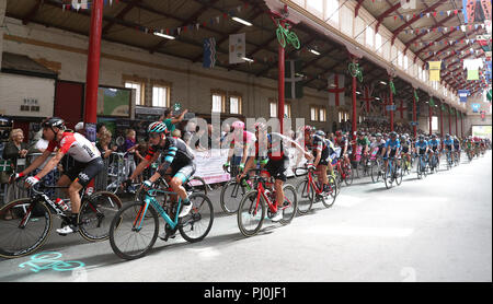 Das Team Lotto-Soudal Moreno Hofland (links) und Team Madison Genesis' Matthew Holmes (Zweite links) und in der South Molton Pannier Market während Phase 2 des Ovo Energy Tour von Großbritannien 2018 von Cranbrook nach Barnstaple. Stockfoto