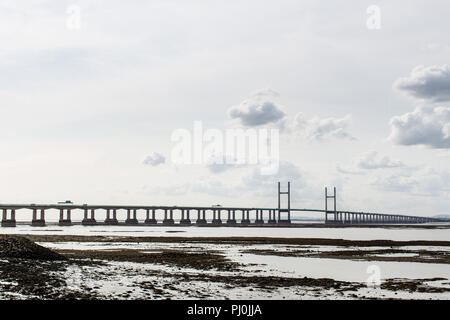 Der Prinz von Wales Brücke (Zweite Severn Crossing in der Nähe der Severn Bridge) mit Blick auf die Mündung von Severn Strand auf der englischen Seite in der Nähe von Bristol Stockfoto