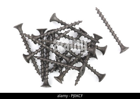 Schwarze Schrauben auf weißem Hintergrund closeup isoliert. Ansicht von oben Stockfoto