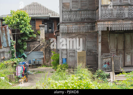 Bangkok, Thailand - 24. Juni 2018: Windsor House (rechts), eine historische Teakholz des XIX Jahrhunderts, und seine Werft in Kudeejeen (Kudichin) gelegen. Stockfoto