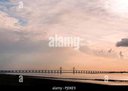 Ansicht des Zweiten Severn Crossing (Prinz von Wales Brücke) von der englischen Seite (alte Passage, Aust) bei Ebbe. Abend. Sonnenuntergang. Sommer. Stockfoto