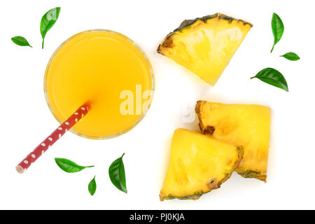 Ananas Saft in ein Glas mit Ananasscheiben mit grünen Blättern auf weißem Hintergrund eingerichtet. Ansicht von oben. Stockfoto