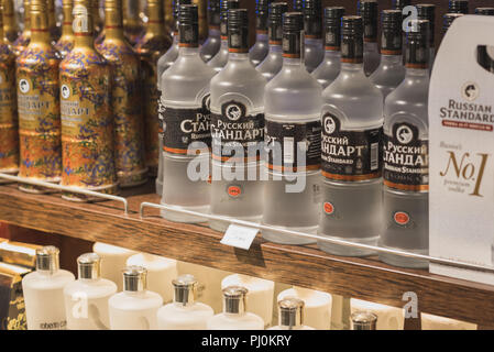 1-liter Flaschen Wodka Russian Standard mit einem Preis "17,50 €" auf einem Regal in einem Duty Free Shop im Flughafen Istanbul, Istanbul, Türkei. Stockfoto