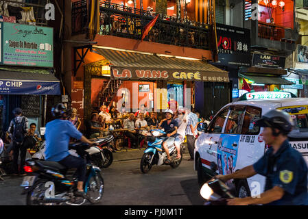 Ho Chi Minh, Vietnam - am 26. April 2018: Die Bui Vien Street pulsierendes Nachtleben - La Vang Cafe mit Besuchern und chaotischen Verkehr. Stockfoto