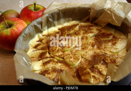 Raw Apfelkuchen bereit zum Backen. Hefe Teig mit Zimt für Ofen zubereitet. Stockfoto