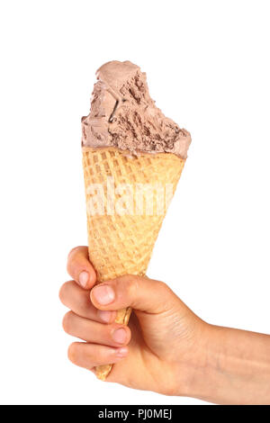 Gebissen Schokolade Eis in der Waffel Horn in der Hand isoliert auf einem weißen Hintergrund. Stockfoto