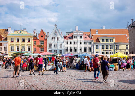 Touristen besuchen und Shopping am Rathausplatz (Raekoja Plats) in der Altstadt von Tallinn. Estland, EU Stockfoto