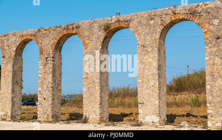 Panoramablick auf alten römischen Aquädukt (Aqueduto da pipaliya). Obidos, Portugal Stockfoto