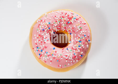 Donut auf weißem Hintergrund mit der Ansicht von oben Stockfoto