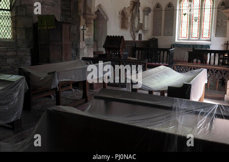 Kunststoffplatten auf kirchenbänken von bat droppings zu schützen, die Kirche St. Michael, Churchill, Worcestershire, England, Großbritannien Stockfoto