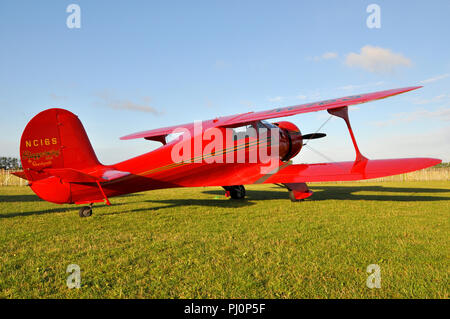 Die rote Rockette Beechcraft D 17 S-STAGGERWING NC 16S vintage Ebene am Goodwood Revival. Frühe executive Flugzeuge. Doppeldecker Stockfoto