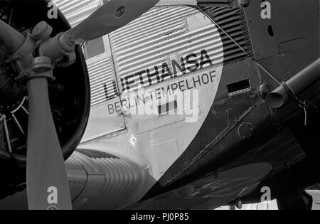 Detail der Junkers Ju-52 D-AQUI der Lufthansa "Berlin Tempelhof", links Motor in fordergroudn gesehen. Das einzigartige und innovative Aluminium ondulated Sh Stockfoto