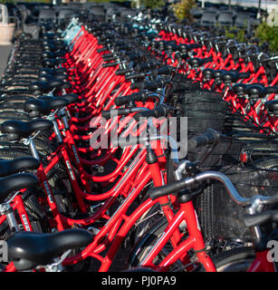 Rote Fahrräder, die zusammen gestapelt, bereit zu mieten, Stockholm, Schweden. September 2018. Stockfoto