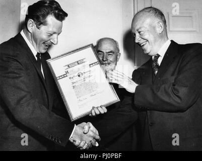 Dwight Eisenhower awards Danny Kaye, Washington, 1957 Stockfoto