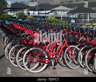 Rote Fahrräder, die zusammen gestapelt, bereit zu mieten, Stockholm, Schweden. September 2018. Stockfoto