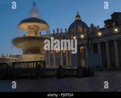 Kathedrale von St Peters am Abend. Brunnen in der Plaza von St. Peter, Vaticano, Italien, Rom Stockfoto