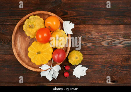 Zusammensetzung Herbst Dekor Rahmen mit Kürbis und rot, orange Tomaten auf Holz Auf dunkelbraunem Holz- Hintergrund flach Mockup für ihre Kunst, Pict Stockfoto