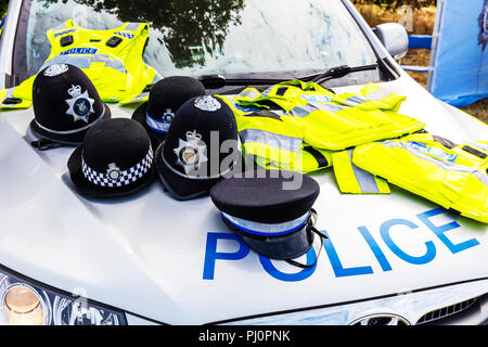 Britische Polizei Helm, Helme, Großbritannien britische Polizei Polizei, der britischen Polizei Bekleidung, britischen Polizei Uniform Polizei Hüte, britischen Polizei, Polizei, UK, England, Uniform, Helm, Stockfoto