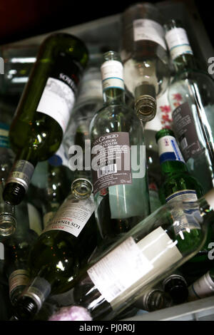 Auswahl der leeren Glas Wein und Bier Flaschen in einem Mülleimer in London, UK. Stockfoto