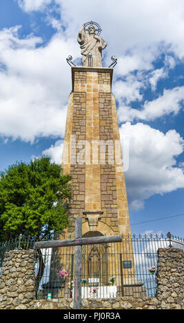 Denkmal zu Ehren des Heiligen Herzen Jesu, die Skulptur zu Ehren von Jesus Christus auf dem Hügel von Socorro in der Stadt Cuenca, Spanien befindet. Stockfoto