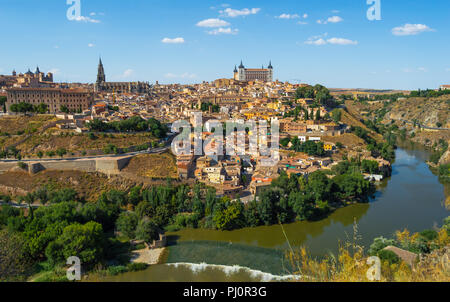 Skyline von Toledo, schöne Stadt von Spanien. Sonnige Landschaft mit Blick auf die wichtigsten Sehenswürdigkeiten und den Tejo. Panoramablick von Toledo, Kastilien-La Mancha. Stockfoto