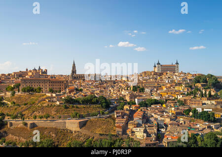 Skyline von Toledo, schöne Stadt von Spanien. Sonnige Landschaft mit Blick auf die wichtigsten Sehenswürdigkeiten bei Sonnenuntergang. Panoramablick von Toledo, Kastilien-La Mancha. Stockfoto