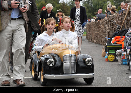 Kind settrington Cup Racing 'driver' in einem Austin J40 Pedal Car. Mädchen Stockfoto