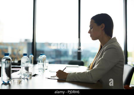 Geschäftsfrau im Amt Seitenansicht Stockfoto